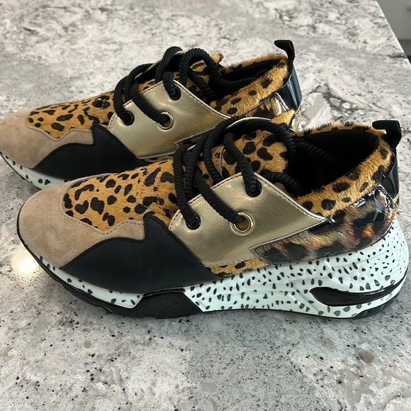 Steve Madden Shoes - Steve Madden size 8 leopard calf hair sneakers